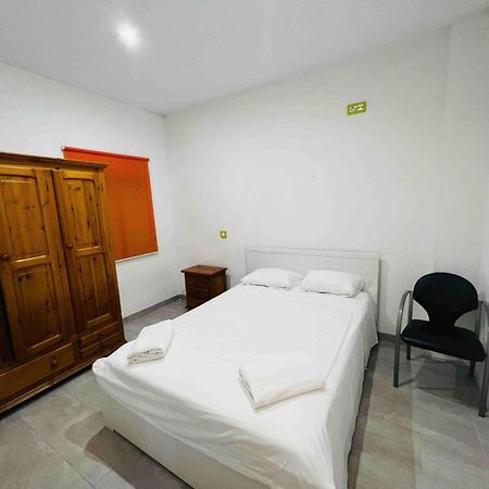 Habitacion Comoda Севиля Екстериор снимка